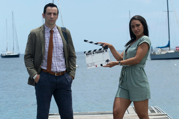 Ralph Little et Joséphine Jobert tenant un clap de tournage