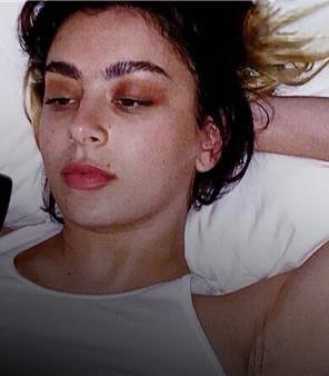 Alone Together : Charli XCX prouve qu'on peut créer même enfermé