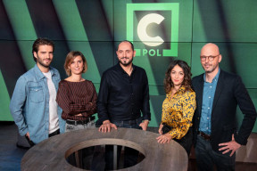 Toute l'équipe de l'émission "c politique" sur le plateau
