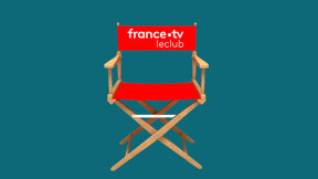 Un fauteuil réalisateur rouge avec inscription francetv le club