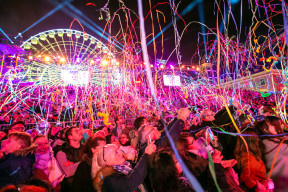 foule faisant la fête le soir