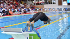 Plongeur avec palmes dans piscine