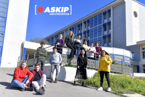 Photo des acteurs de la série Askip devant le collège
