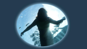 Mathilde flotte dans l'eau