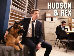 Photo de l’acteur John Reardon (Charlie Hudson) et du chien Diesel vom Burgimwald (Rex)