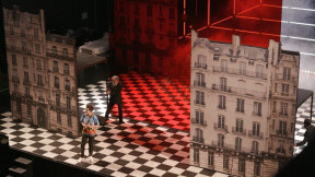 Scène de théâtre avec décor Immeubles type haussmannien