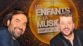 André Manoukian et Bruno Guillon sur fond logo "Les enfants de la musique"