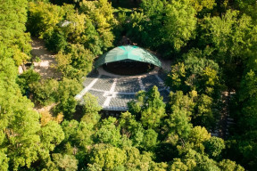 Aperçu de la voûte du théâtre de la Roque d'Anthéron au milieu des arbres