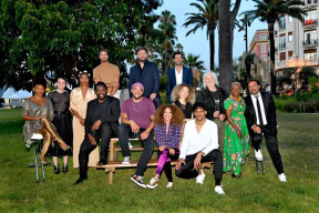 Artistes du Nice Jazz festival posant sur la pelouse avec André Manoukian