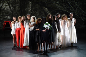 Toutes les femmes de la troupe interprétant la pièce "Au nom de toutes" sur scène