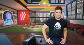 Photo de Alex Goude sur le plateau de l'émission Le club Lumni