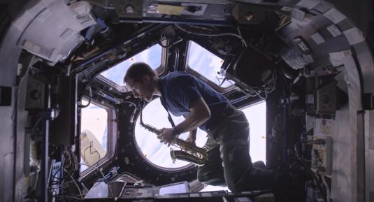 Thomas Pesquet jouant du saxophone. Photo prise dans l'ISS
