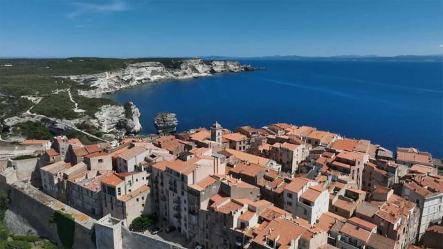 Photo d'une côté en Corse , des racines et des ailes.