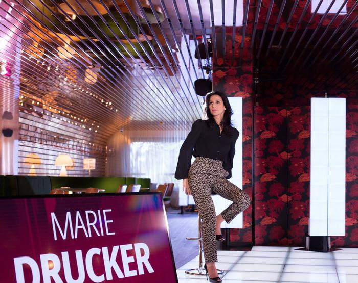La journaliste Marie Drucker présente le magazine « Infrarouge ».