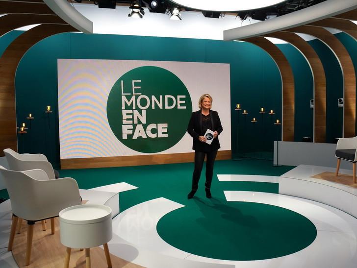 Marina Carrère d'Encausse sur le plateau du « Monde en face ».