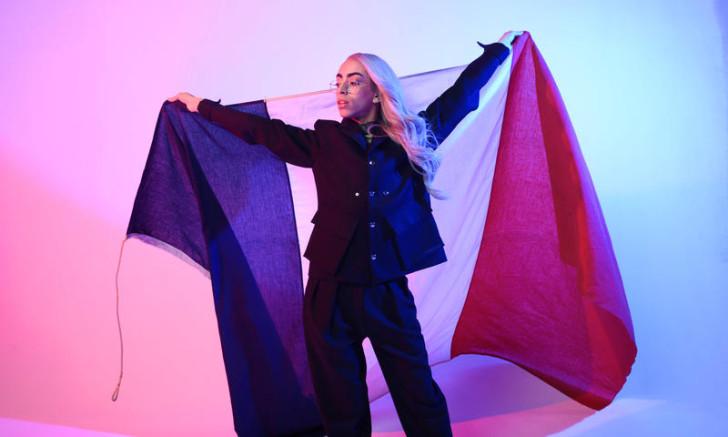 Bilal Hassani brandit le drapeau français
