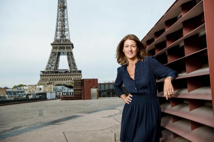 Carole Gaessler devant la Dame de fer