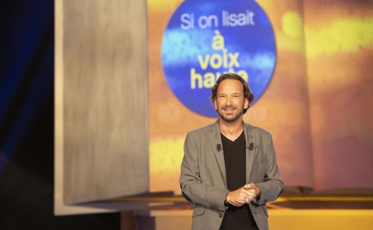François Busnel présentant le concours "Si on lisait... à voix haute ?"
