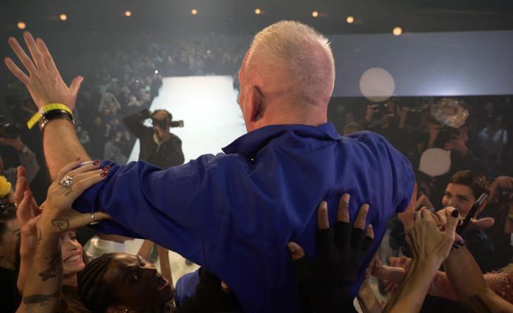 Jean Paul Gaultier ovationné à la fin de son défilé