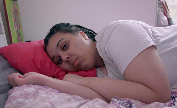 Adolescente reclue chez elle pendant le confinement