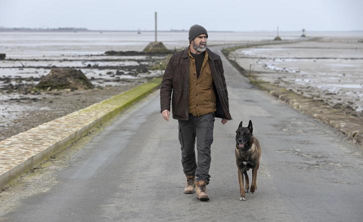 Eric Cantona est Thomas Bareski dans Le Voyageur