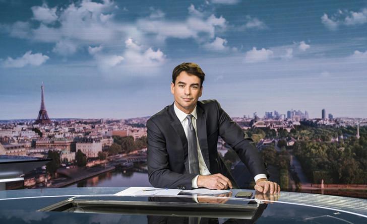 Portrait de Julian Bugier sur le plateau du 13 heures