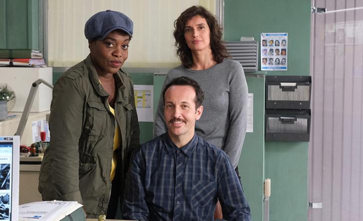 Claudia Tagbo, Julien Ratel et Hélène Seuzaret dans « Le crime lui va si bien »