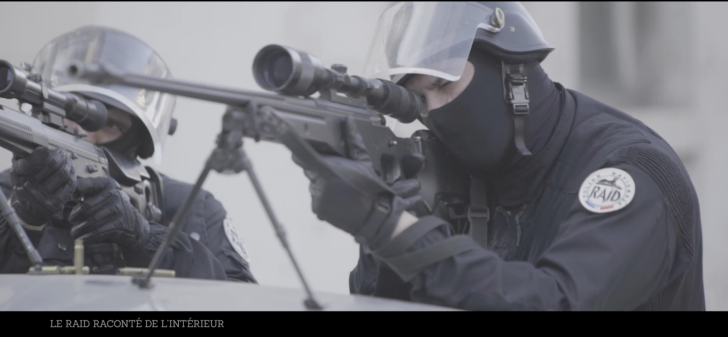 Capture d'écran d'un homme du RAID