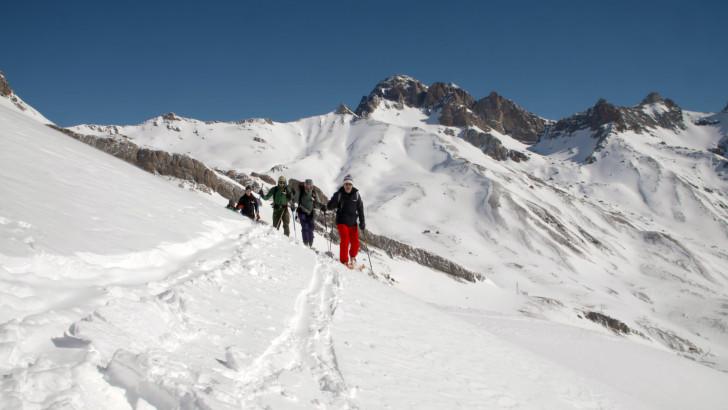 Jamy Gourmaud accompagné de chasseurs d'avalanches
