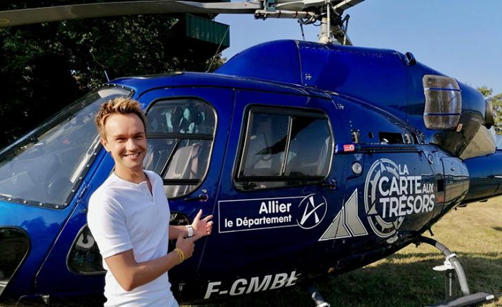 Photo de Cyril Féraud devant un hélicoptère