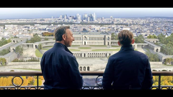 Stéphane Bern et Lorànt Deutsch sur la tour Eiffel face à la reconstitution du palais du roi de Rome