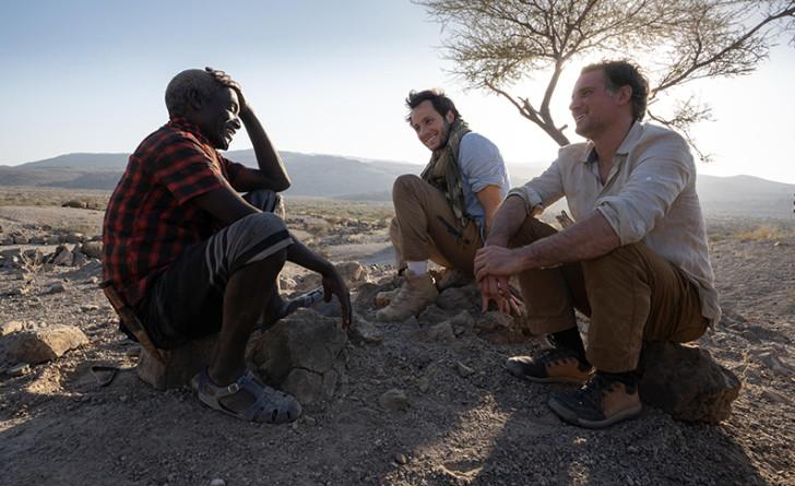 Vianney et Raphaël de Casabianca avec Humed chez les Afars dans « Rendez-vous en terre inconnue »