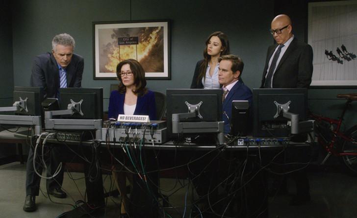 scène extraite du premier épisode, dans la salle des caméras de contrôle