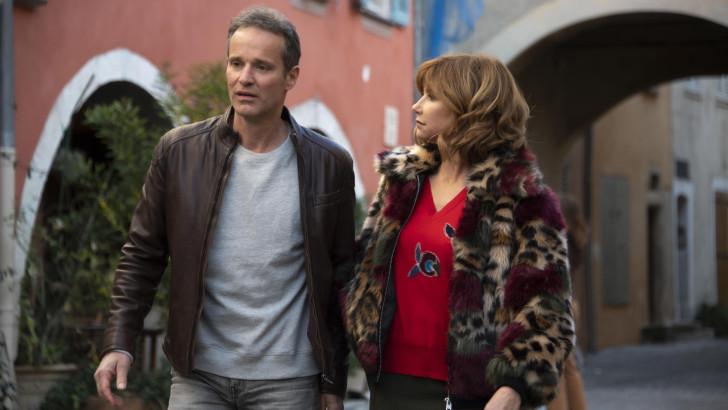 Guillaume Cramoisan et Florence Pernel marchant dans les rues de Biot