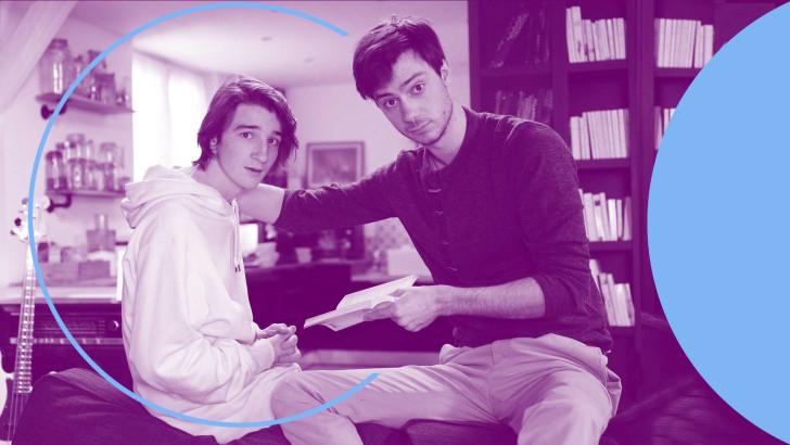 Florian Lesieur et Félix Radu avec un livre.