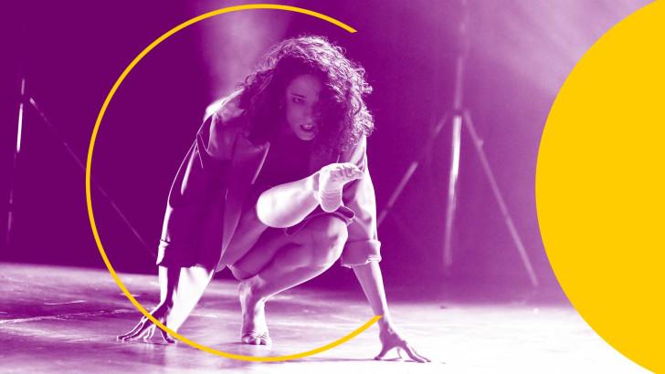 Femme accroupie qui danse