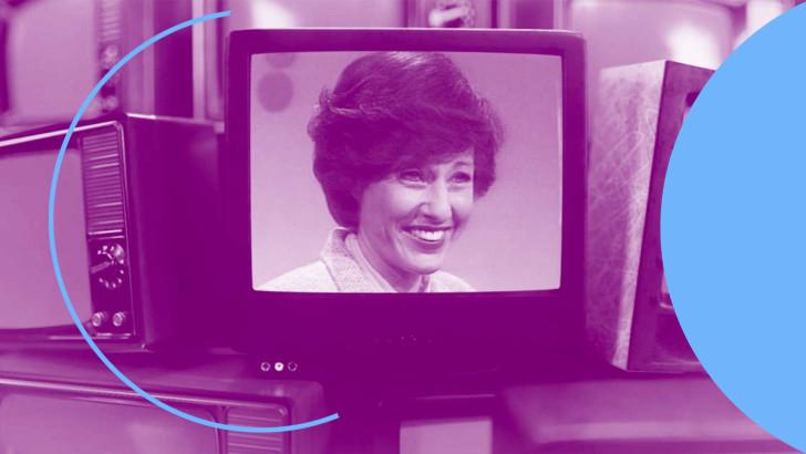 Un empilement de téléviseurs avec, sur l'écran d'une d'entre-elles, la tête de Denise Fabre.