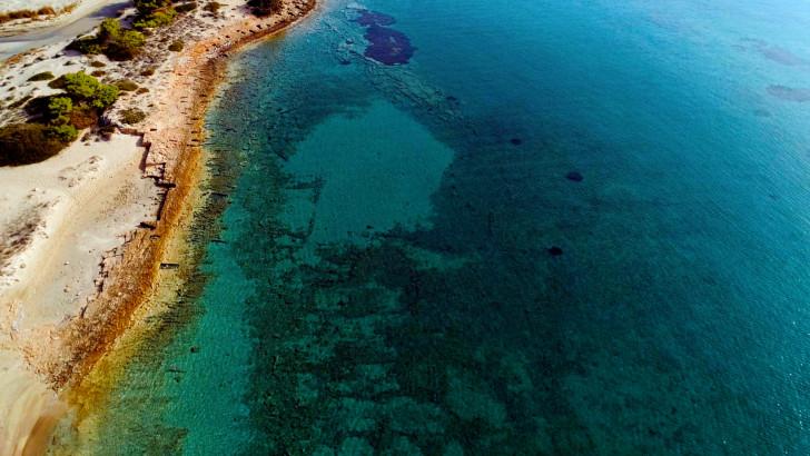 Photo de la cité engloutie à la droite d'une côte