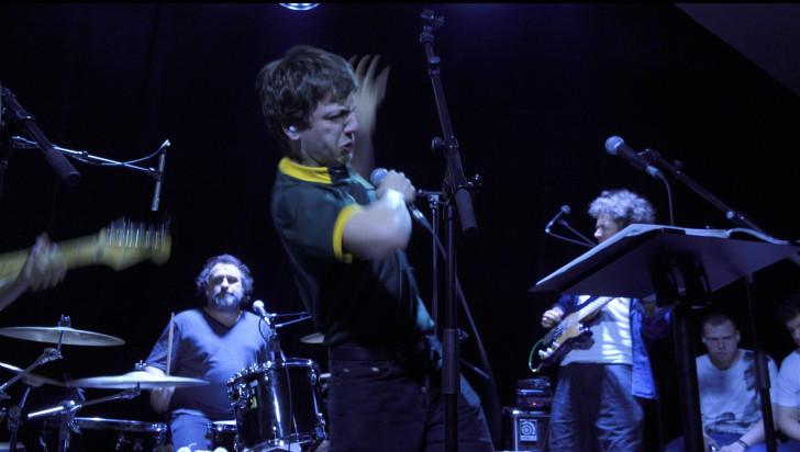 Stanislas du groupe Astéréotypie sur scène.