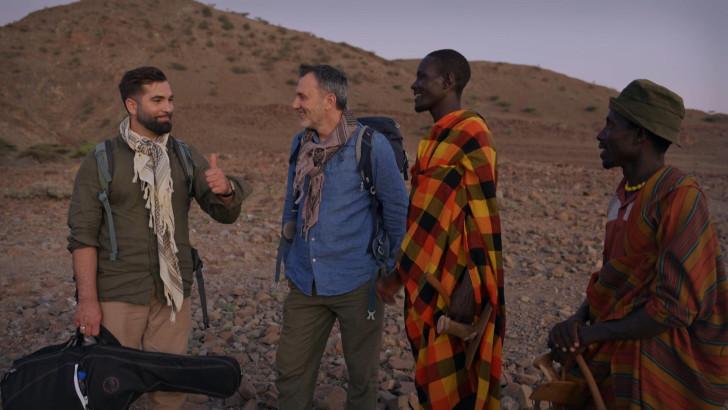 Kendji Girac, Frédéric Lopez et et deux hommes Turkana
