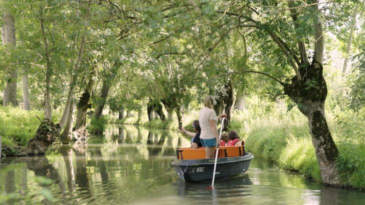 Une barque sur le marais