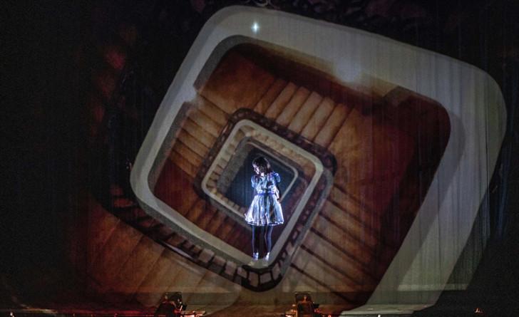 « Alice traverse le miroir »