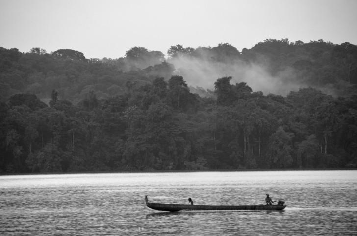 Une pirogue sur le fleuve Maroni