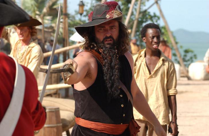 Angus Macfadyen est Edward Teach dans "Le Trésor de Barbe Noire".