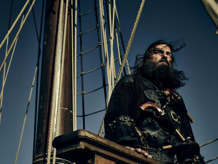 Ray Stevenson, un Barbe Noire pensif dans "Black Sails".