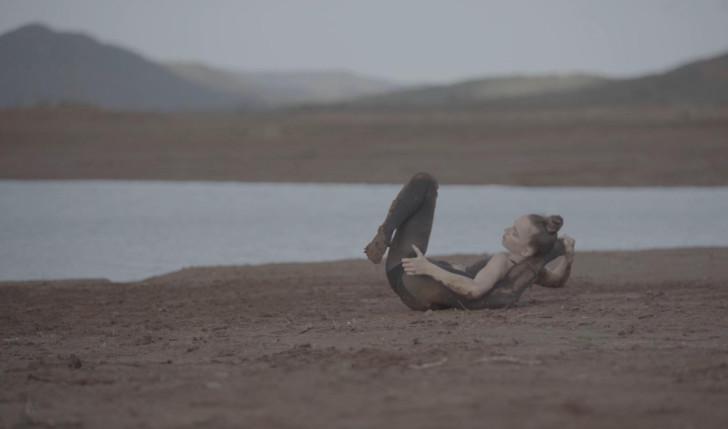 Une danseuse au bord de l'eau
