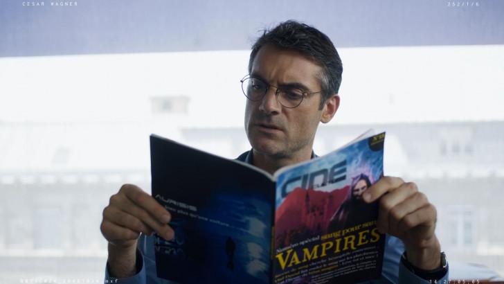 César Wagner consultant un magazine sur les vampires
