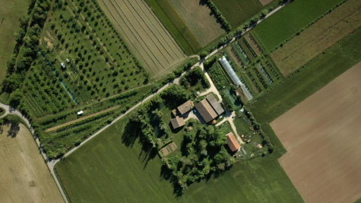 Vue du ciel de l'exploitation agricole de Sébastien avec tous les aménagements qu'il a apporté