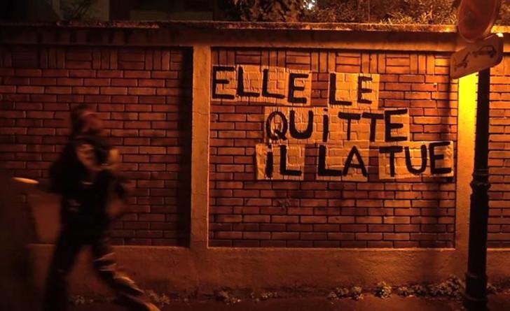 Collage de lettres sur un mur