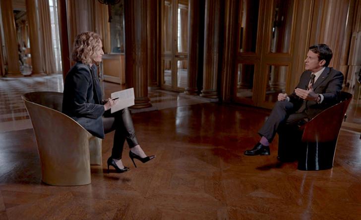 Manuel Valls répond aux questions de Caroline Roux